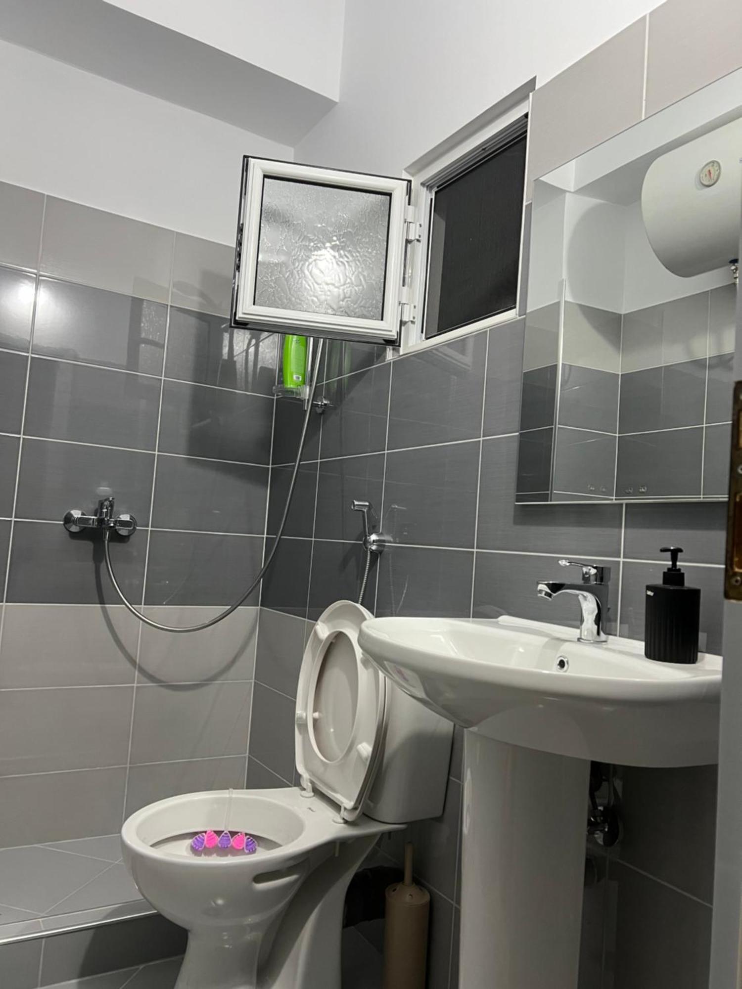 Amazing Familiar Apartments And Rooms Sarandë Esterno foto
